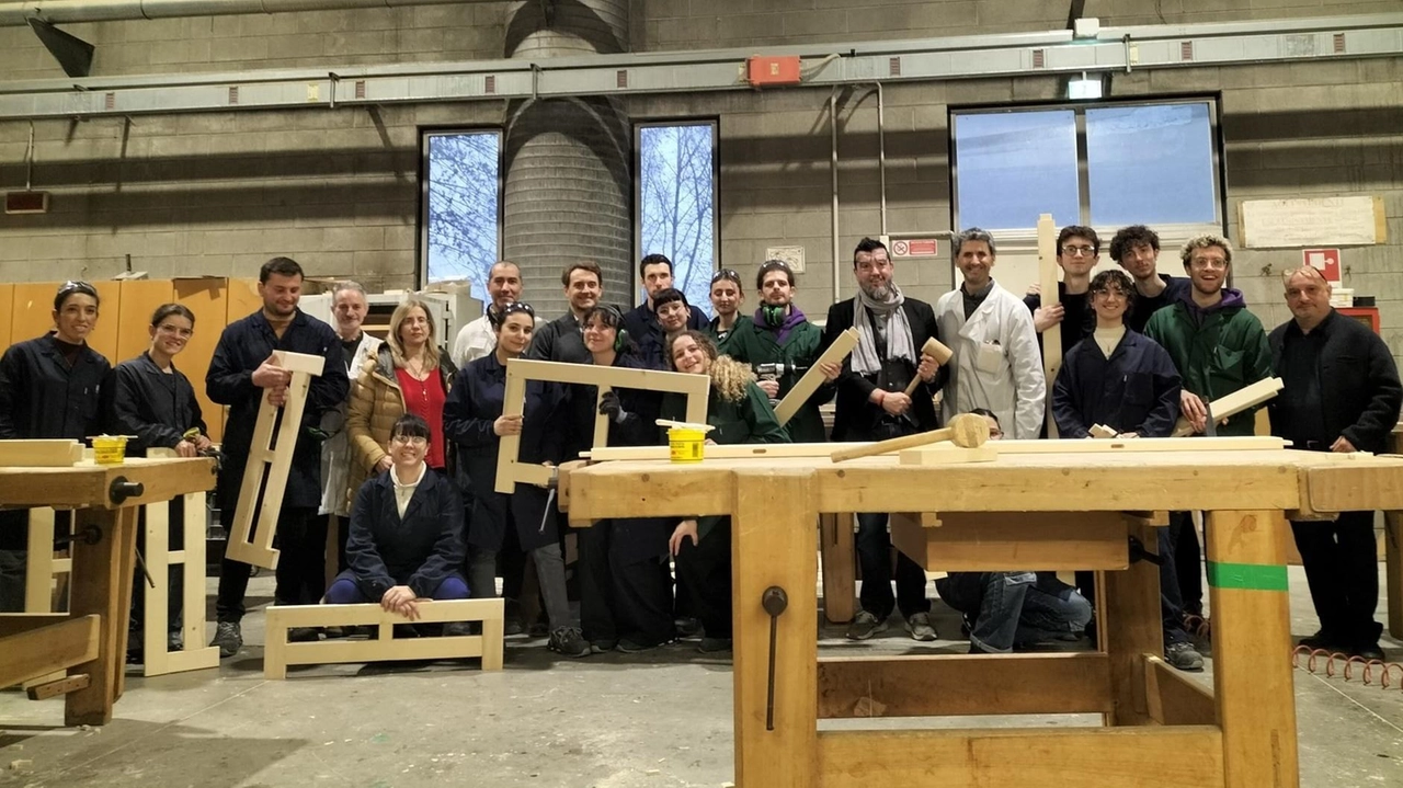 I ragazzi hanno lavorato nel reparto legno In questo modo hanno potuto apprendere i metodi della falegnameria I ragazzi hanno lavorato nel reparto legno In questo modo hanno potuto apprendere i metodi della falegnameria