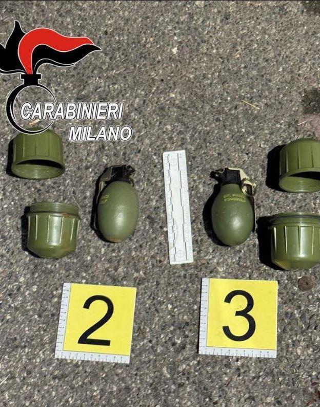 Un arsenale in cortile. Bombe a mano e fucili nell’auto abbandonata Un arsenale in cortile. Bombe a mano e fucili nell’auto abbandonata