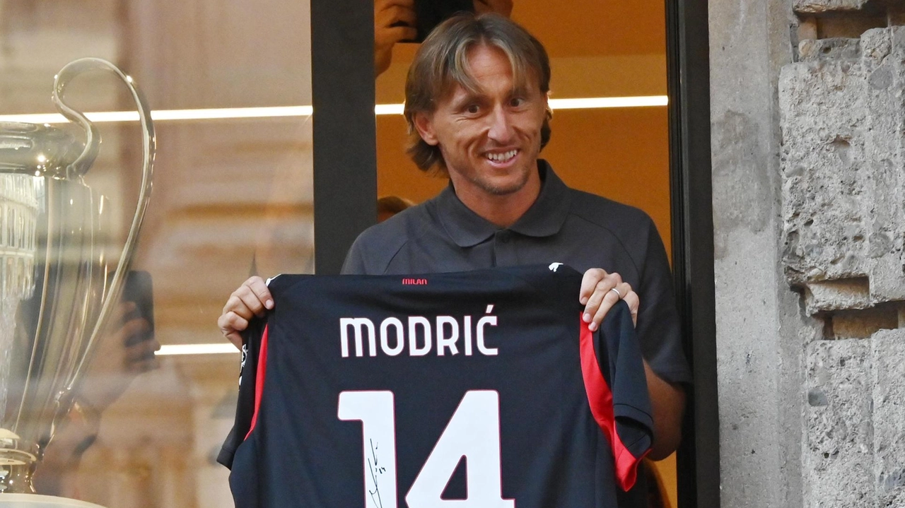 Luka Modric mostra la nuova maglia. Circa duemila tifosi sono accorsi in via Dante Luka Modric mostra la nuova maglia. Circa duemila tifosi sono accorsi in via Dante