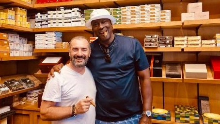 Michael Jordan con Luca nella casa Del Habano a Milano Michael Jordan con Luca nella casa Del Habano a Milano