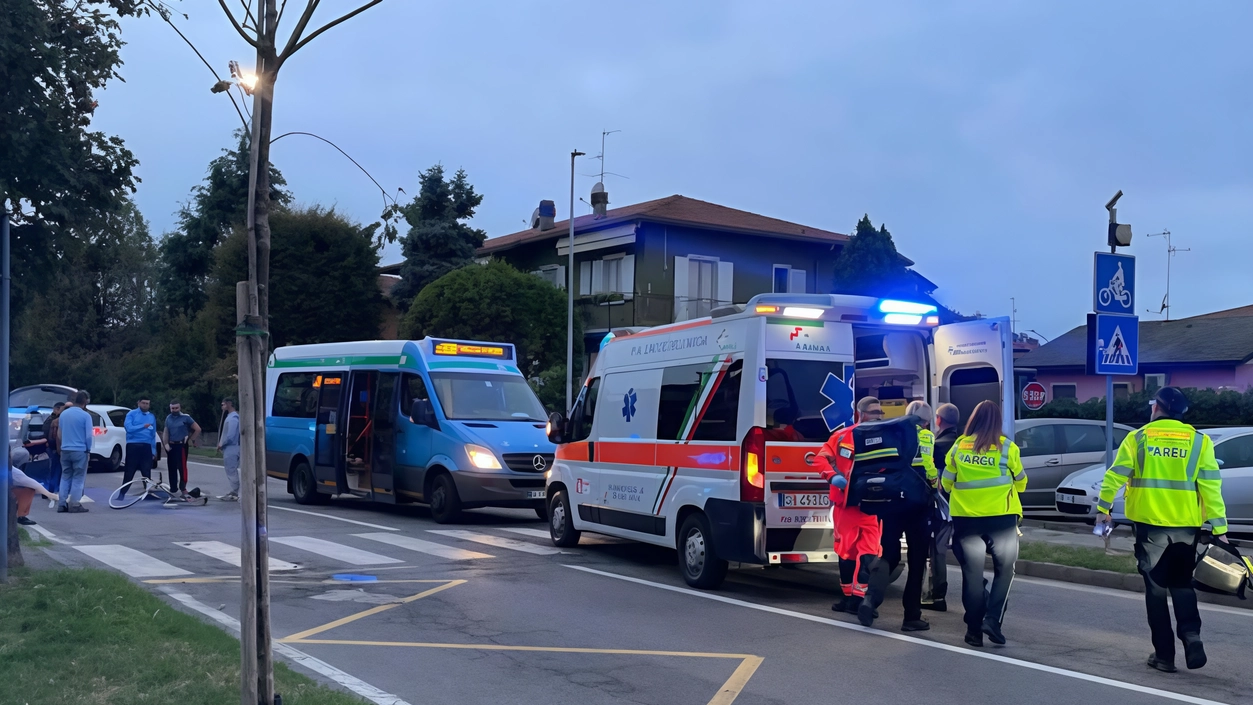 Rilievi e soccorsi in viale Europa 91, dove si è verificato il grave incidente Rilievi e soccorsi in viale Europa 91, dove si è verificato il grave incidente