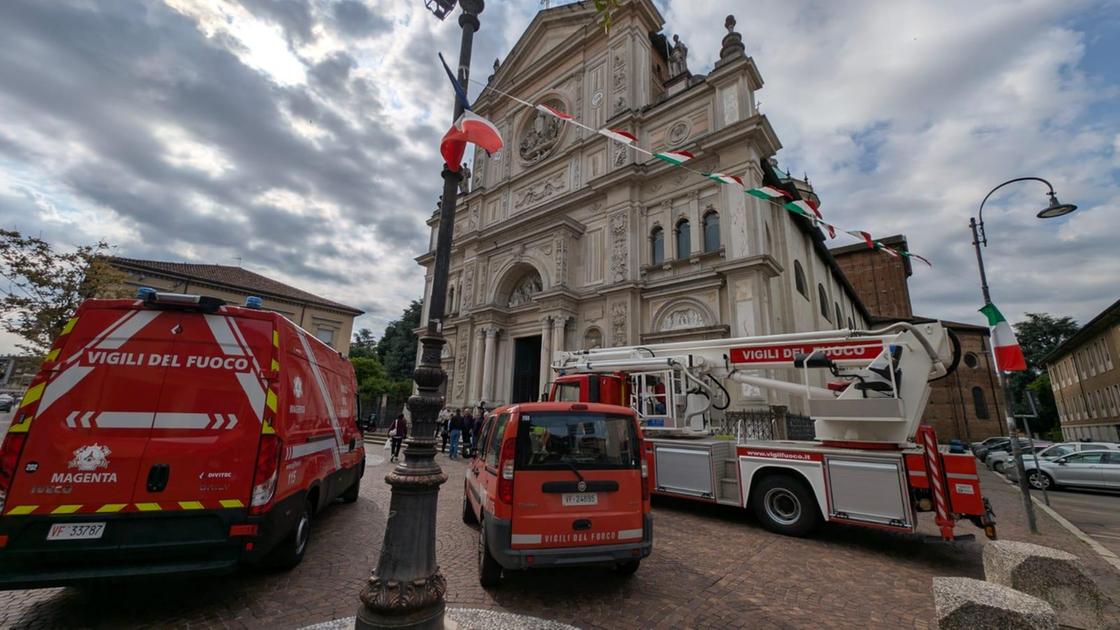 L’ultimo saluto al vigile del fuoco. Lo straziante suono delle sirene ha dato l’addio a Fabio Di Fulco L’ultimo saluto al vigile del fuoco. Lo straziante suono delle sirene ha dato l’addio a Fabio Di Fulco