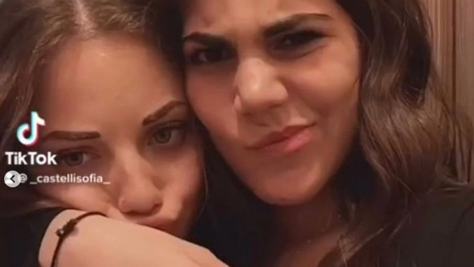 Aurora Fiameni (a sinistra) insieme a Sofia Castelli: le due ragazze erano amiche del cuore Aurora Fiameni (a sinistra) insieme a Sofia Castelli: le due ragazze erano amiche del cuore