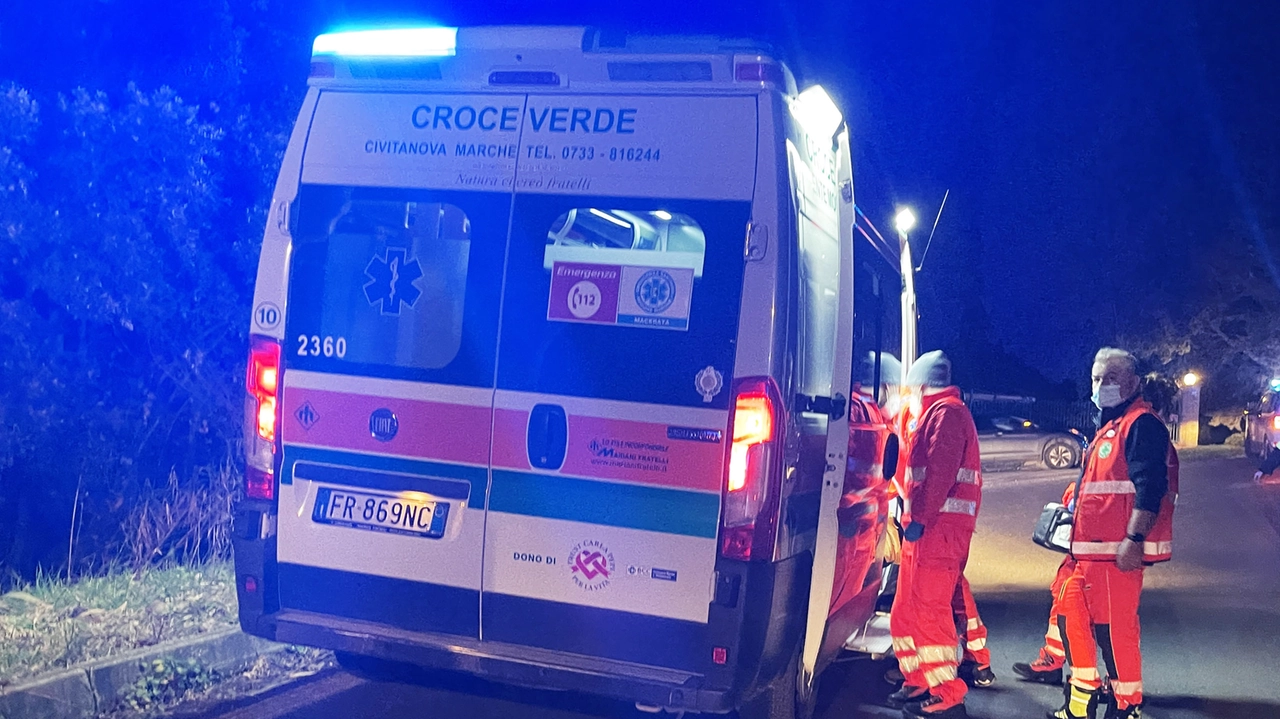 Intima il fidanzato di non uscire più con quei suoi amici che non le piacciono, lui li vede di nascosto e lei lo colpisce con un pugno in volto (foto generica)
