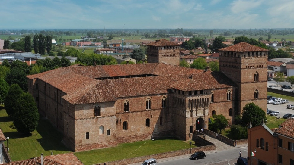 Il castello di Pandino risale al XIV secolo rappresenta uno degli esempi meglio conservati di architettura fortificata del periodo visconteo in Lombardia