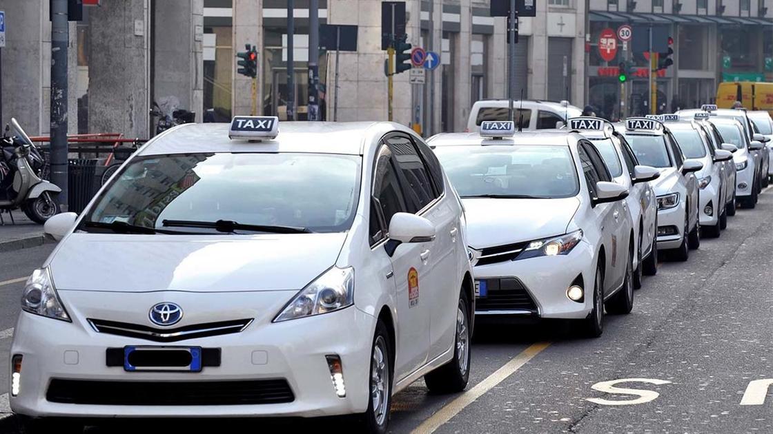 Il bando per i nuovi taxi. Esclusi sei vincitori: volevano la licenza ma ne hanno già una Il bando per i nuovi taxi. Esclusi sei vincitori: volevano la licenza ma ne hanno già una