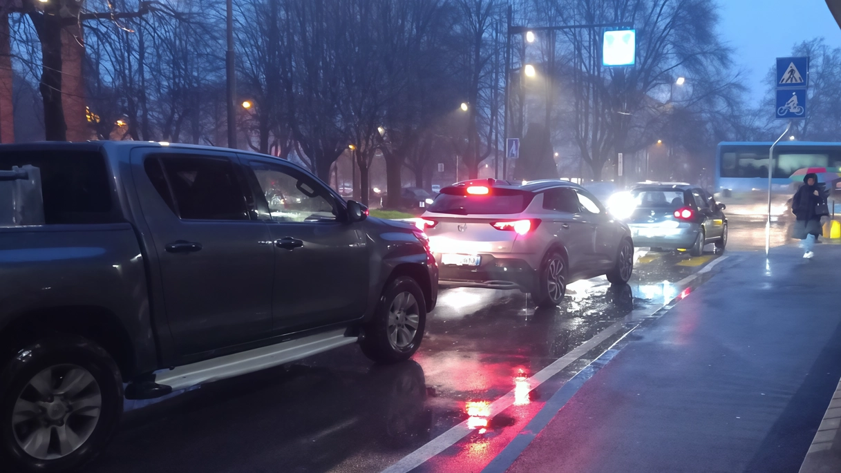 La coda delle auto nelle ore di punta aumenta l’inquinamento dell’aria