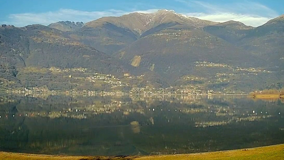 Il lago e le montagne sul lago di Como a Colico Il lago e le montagne sul lago di Como a Colico