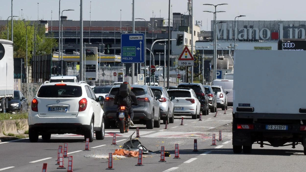 L’avvallamento in corsia centrale costringe auto e camion a disporsi sulle altre due con pesanti conseguenze sul traffico L’avvallamento in corsia centrale costringe auto e camion a disporsi sulle altre due con pesanti conseguenze sul traffico