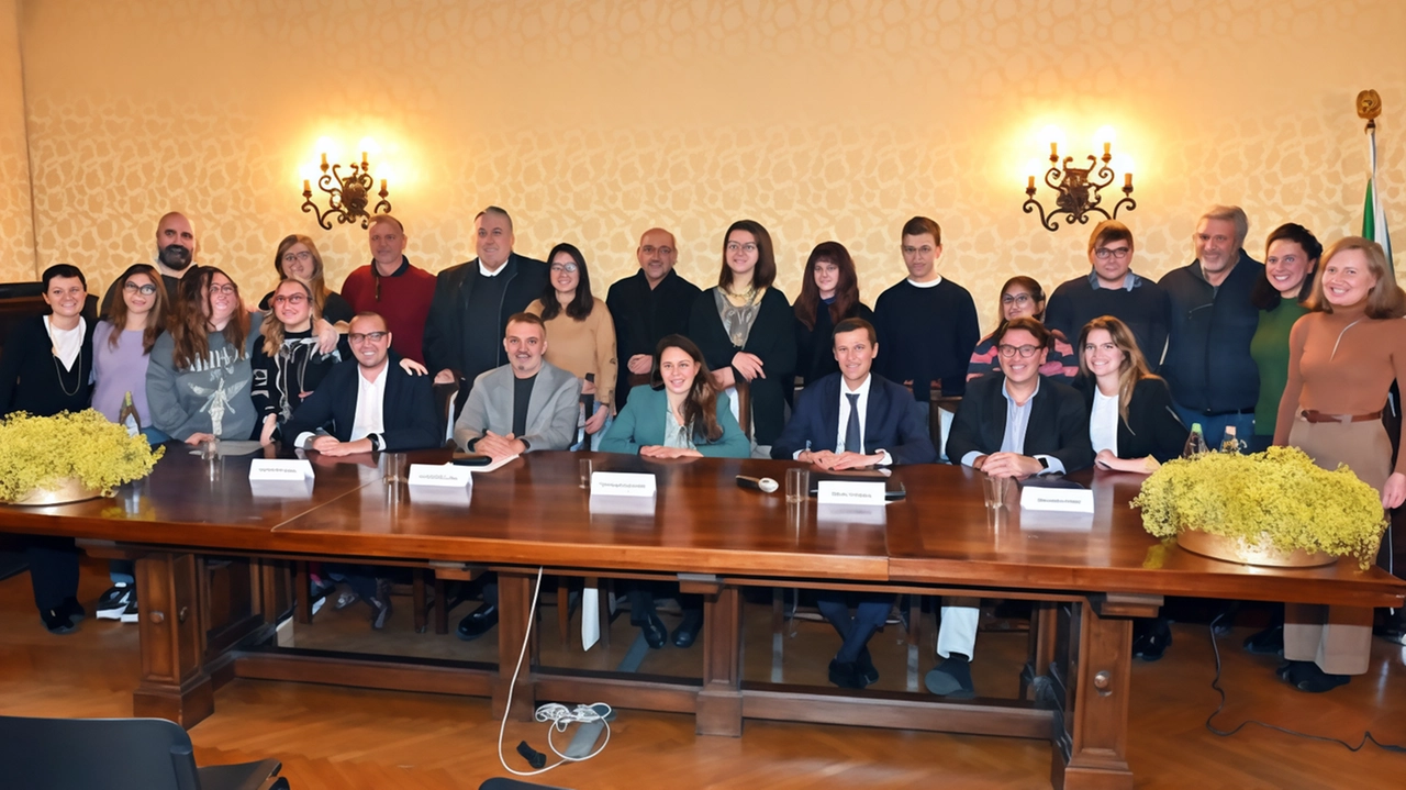 La presentazione del corso e della nuova guida con il ministro Alessandra Locatelli in prefettura a Como La presentazione del corso e della nuova guida con il ministro Alessandra Locatelli in prefettura a Como