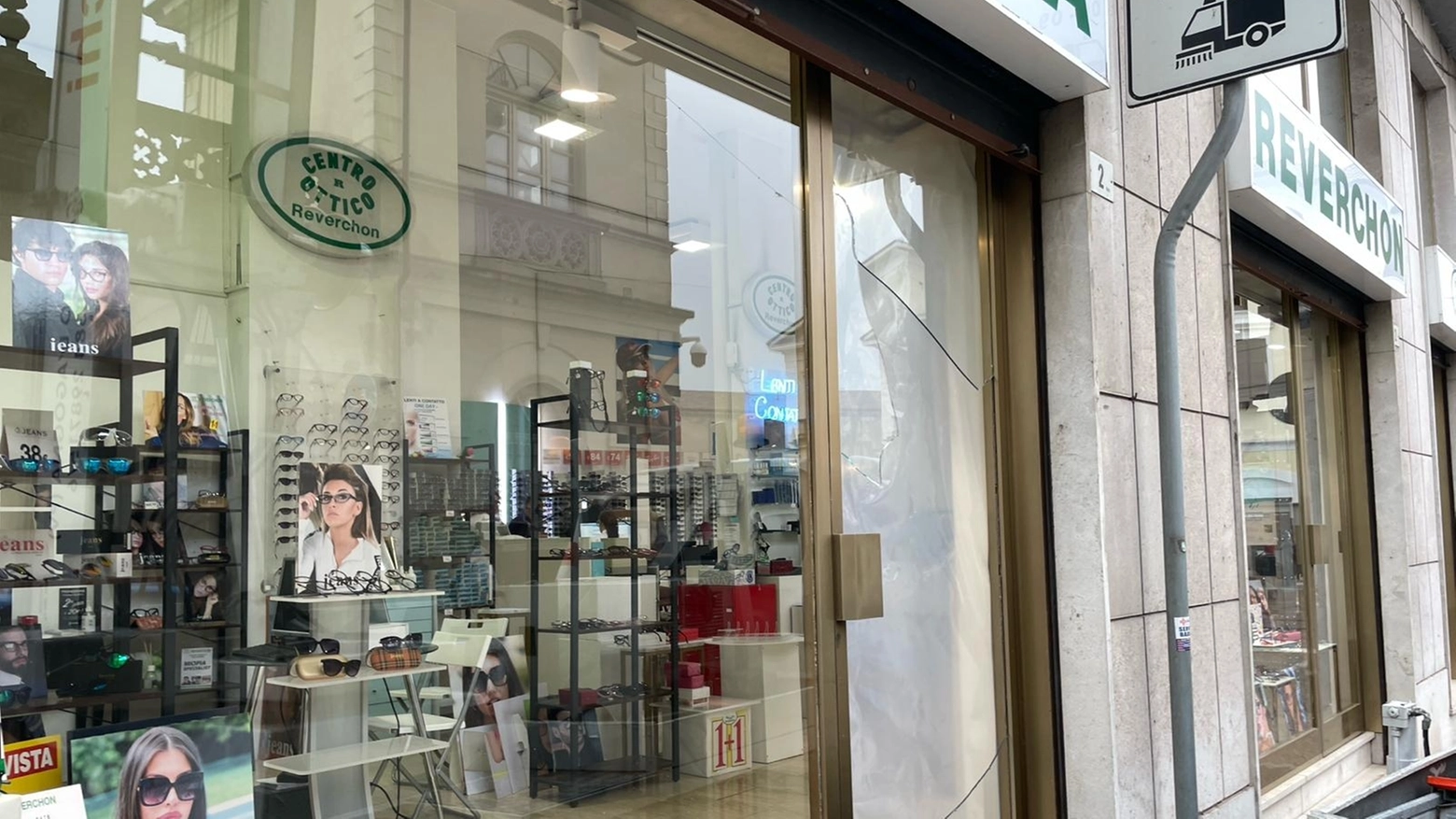 La vetrina infranta del negozio Reverchon di via Vittorio Veneto