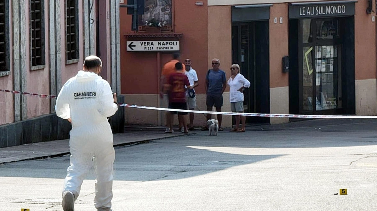 A Brivio, due fratelli marocchini sono stati accoltellati da aggressori extracomunitari in un presunto agguato legato al controllo delle piazze di spaccio. Identificati almeno tre assalitori grazie alle immagini delle telecamere di sorveglianza. Indagini in corso. Fratelli feriti, ma fuori pericolo. A Brivio, due fratelli marocchini sono stati accoltellati da aggressori extracomunitari in un presunto agguato legato al controllo delle piazze di spaccio. Identificati almeno tre assalitori grazie alle immagini delle telecamere di sorveglianza. Indagini in corso. Fratelli feriti, ma fuori pericolo.