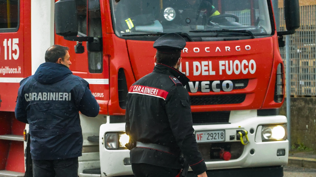 Incendio, vigili del fuoco e carabinieri in azione