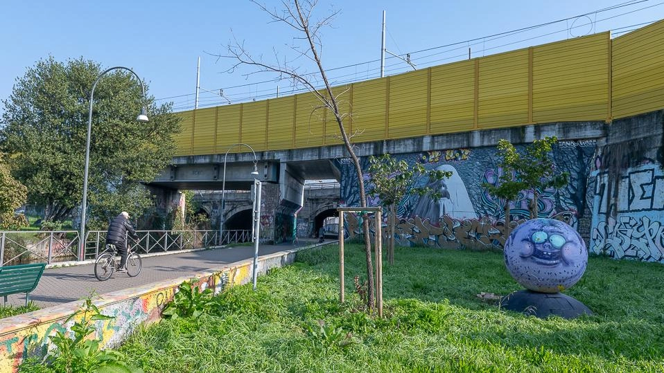Nel parchetto Piccola Goccia fra Naviglio Martesana e via Sammartini, contrasto tra senzatetto e solidarietà sociale. Opinioni contrastanti sulla sua bellezza e degrado. Nel parchetto Piccola Goccia fra Naviglio Martesana e via Sammartini, contrasto tra senzatetto e solidarietà sociale. Opinioni contrastanti sulla sua bellezza e degrado.