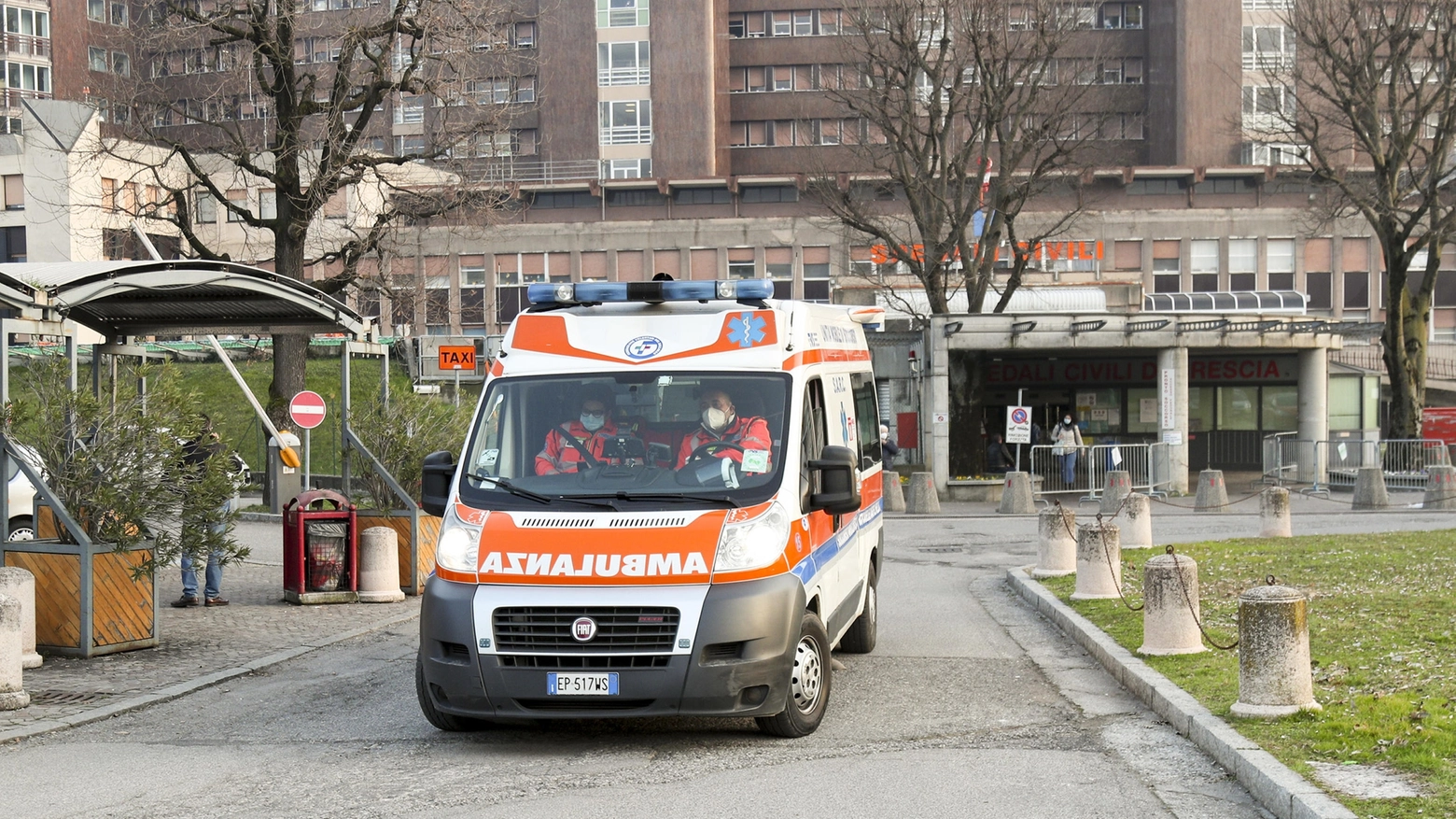 Il lavoratore è stato trasportato in codice rosso agli Spedali civili di Brescia a causa di traumi al cranio e al bacino