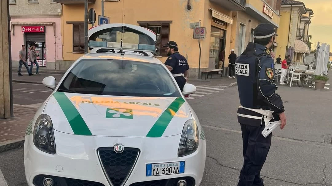 Gli agenti della polizia locale presidiano il centro storico della città