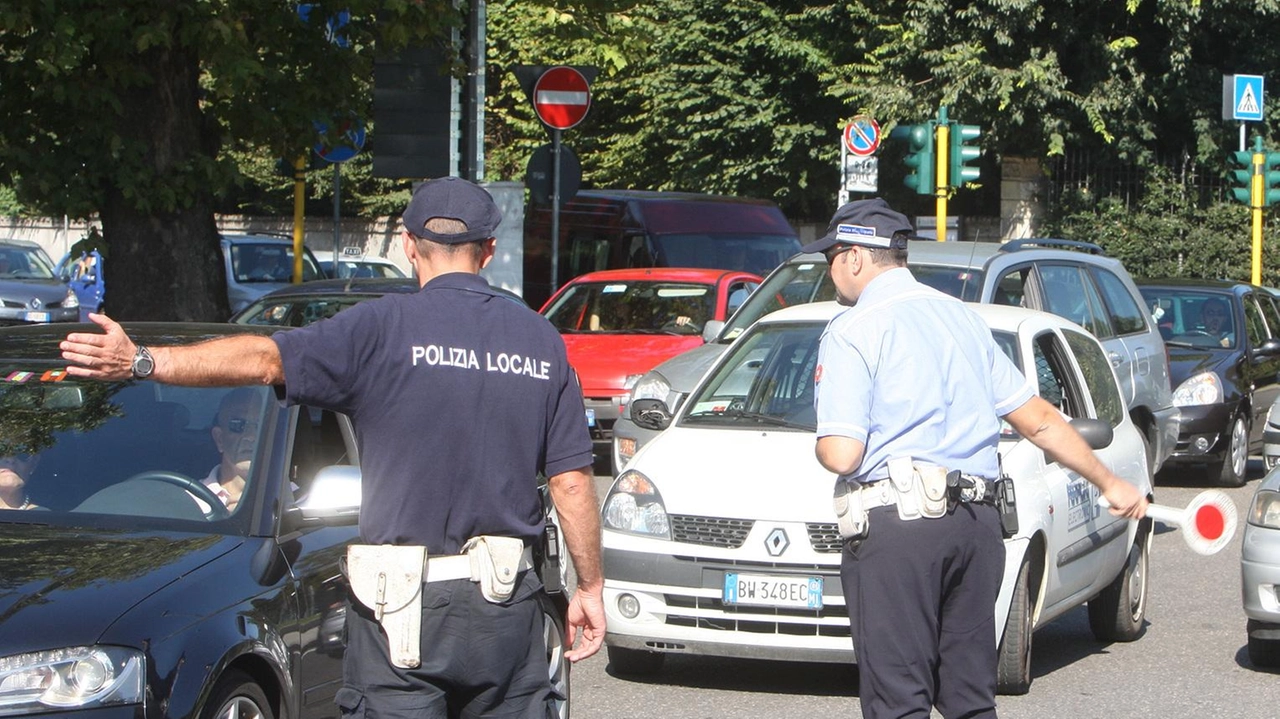 Una festa di fuoco per tanti visitatori bloccati che esasperati hanno chiesto aiuto ai carabinieri Una festa di fuoco per tanti visitatori bloccati che esasperati hanno chiesto aiuto ai carabinieri