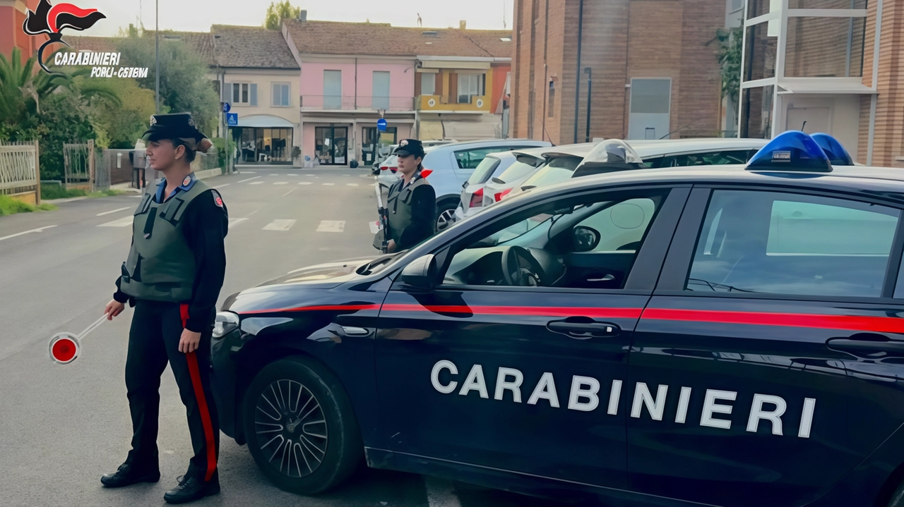 La vittima, dopo aver consegnato soldi e gioielli per mezzo milione di euro al truffatore, si è insospettita e il finto carabiniere 18enne è stato arrestato da quelli “veri“ che lo hanno trasferito in carcere La vittima, dopo aver consegnato soldi e gioielli per mezzo milione di euro al truffatore, si è insospettita e il finto carabiniere 18enne è stato arrestato da quelli “veri“ che lo hanno trasferito in carcere
