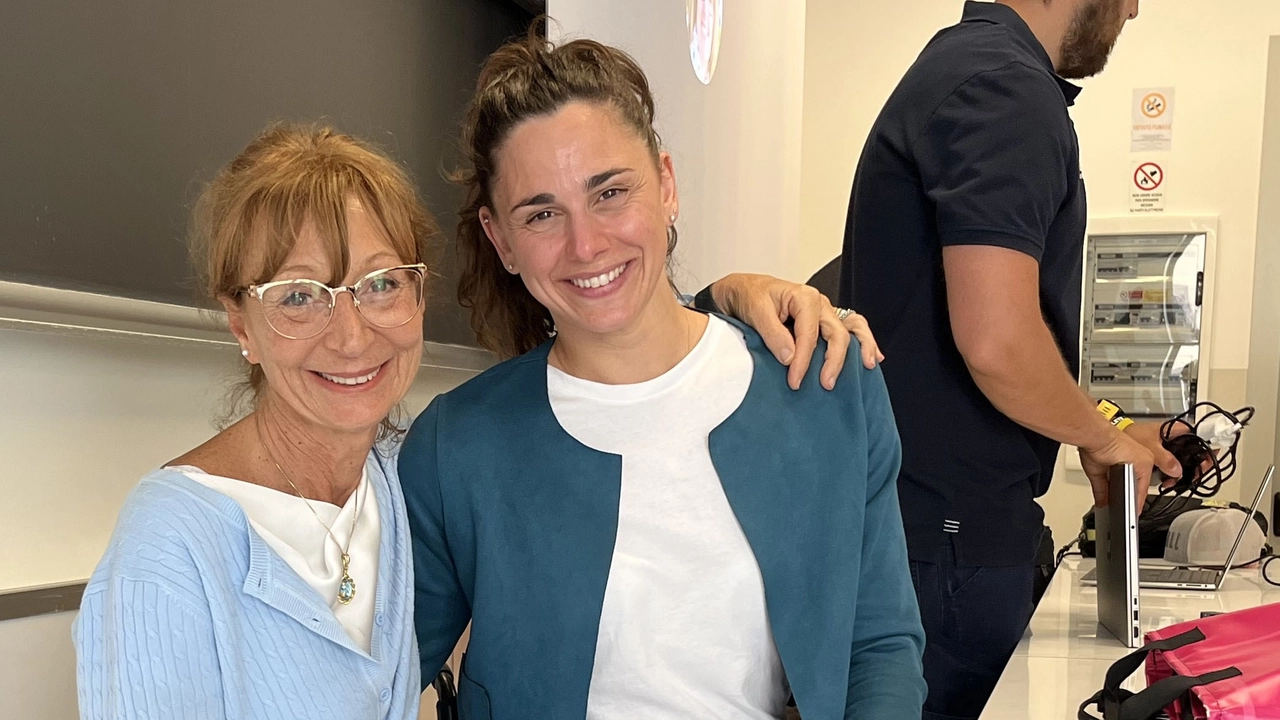 La campionessa Giulia Ghiretti con la professoressa Manuela Galli La campionessa Giulia Ghiretti con la professoressa Manuela Galli