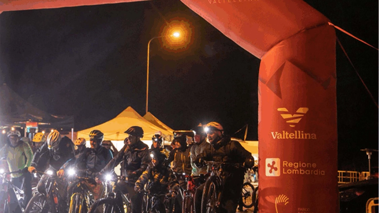La magia del percorso illuminato solo dalle luci dei ciclisti e dell’orario inconsueto ha reso sorprendente lo sforzo atletico La magia del percorso illuminato solo dalle luci dei ciclisti e dell’orario inconsueto ha reso sorprendente lo sforzo atletico