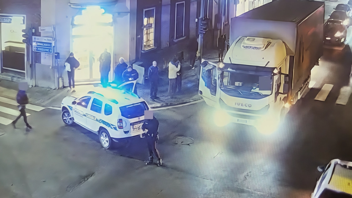 Solaro, percorre due chilometri a bassa velocità fino a bloccarsi in un incrocio Solaro, percorre due chilometri a bassa velocità fino a bloccarsi in un incrocio