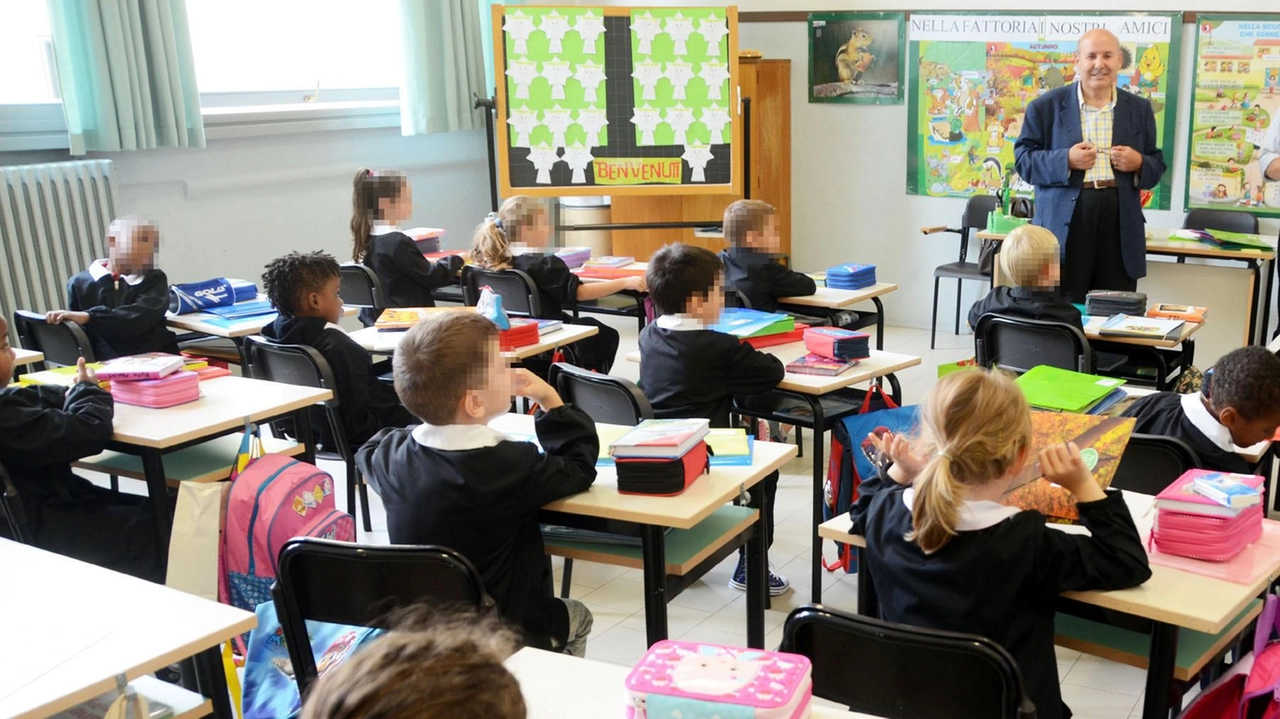 La scuola primaria Edmondo De Amicis di Lecco sarà completamente ristrutturata in due anni con un investimento di 8.235.000 euro, metà finanziati dalla Regione. Il progetto prevede nuove aule, laboratori, biblioteche e spazi per lo sport, con un'attenzione particolare all'approccio montessoriano. I lavori dovrebbero concludersi entro settembre 2026, nel frattempo gli alunni sono stati trasferiti in moduli prefabbricati. La scuola primaria Edmondo De Amicis di Lecco sarà completamente ristrutturata in due anni con un investimento di 8.235.000 euro, metà finanziati dalla Regione. Il progetto prevede nuove aule, laboratori, biblioteche e spazi per lo sport, con un'attenzione particolare all'approccio montessoriano. I lavori dovrebbero concludersi entro settembre 2026, nel frattempo gli alunni sono stati trasferiti in moduli prefabbricati.