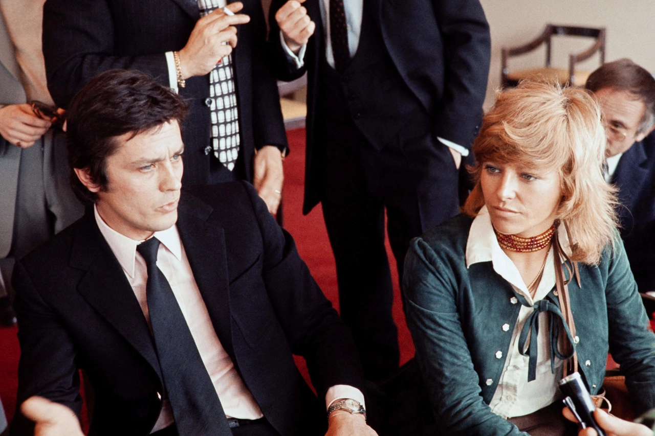 Gli attori francesi Nathalie Delon e Alain Delon durante la conferenza stampa per l'uscita del loro film "Doucement les Basses" (Piano, Laggiù), il 7 aprile 1971 a Lione.