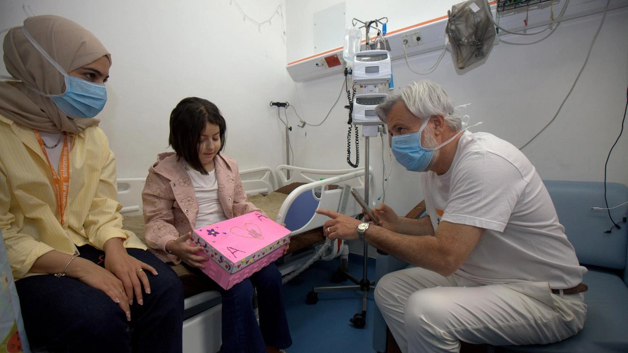I volontari di Soleterre al Beit Jala Hospital dove c’è un reparto di Oncologia pediatrica I volontari di Soleterre al Beit Jala Hospital dove c’è un reparto di Oncologia pediatrica
