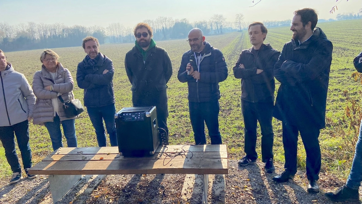 La manifestazione degli 11 Comuni della Brianza Est lungo il sentiero nel Parco fra Ornago e Vimercate recuperato con i soldi della Regione La manifestazione degli 11 Comuni della Brianza Est lungo il sentiero nel Parco fra Ornago e Vimercate recuperato con i soldi della Regione