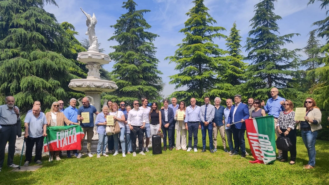 I sostenitori di Forza Italia alla vigilia della cerimonia di intitolazione del parco alle 21 Madri costituenti hanno protestato contro il Comune di Merate