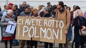 Un presidio del comitato No Inceneritore a tutela della salute sul territorio altamente inquinato Un presidio del comitato No Inceneritore a tutela della salute sul territorio altamente inquinato