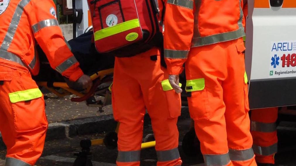 Soccorso il padre di uno dei contendenti. Voleva calmarli Soccorso il padre di uno dei contendenti. Voleva calmarli