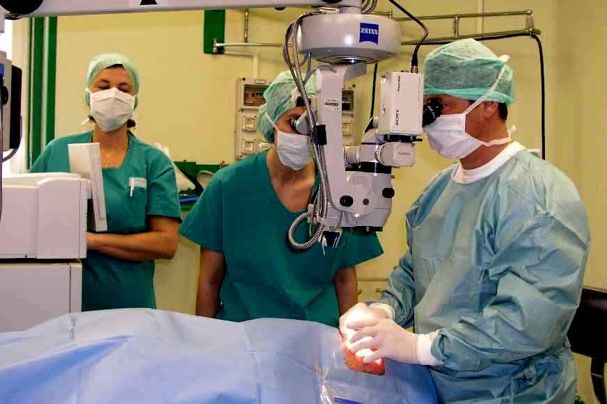 Un intervento per il trapianto della cornea