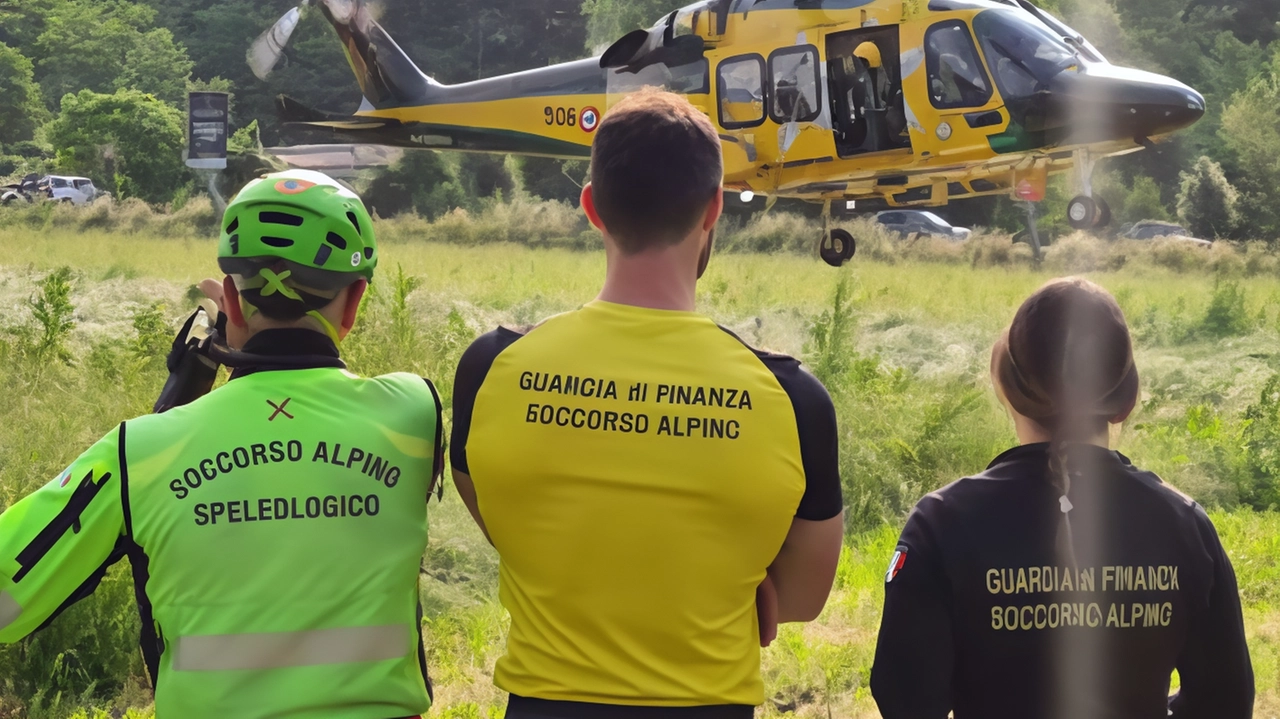 Quarantacinquenne bresciano ormai aveva raggiunto la Cima Tresero in Valfurva quando è scivolato lungo un nevaio. L’allarme dato dal compagno d’impresa. Quarantacinquenne bresciano ormai aveva raggiunto la Cima Tresero in Valfurva quando è scivolato lungo un nevaio. L’allarme dato dal compagno d’impresa.