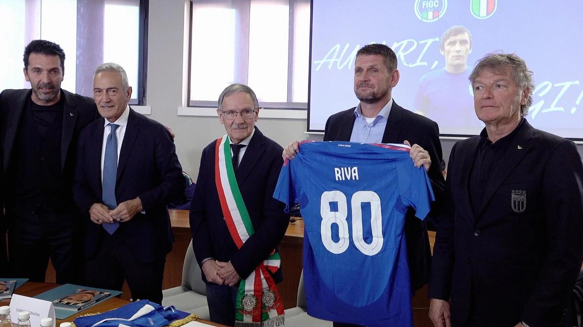 Gigi Buffon il presidente Gravina Il sindaco Parmigiani il figlio di Riva Nicola e Giancarlo Antognoni Gigi Buffon il presidente Gravina Il sindaco Parmigiani il figlio di Riva Nicola e Giancarlo Antognoni
