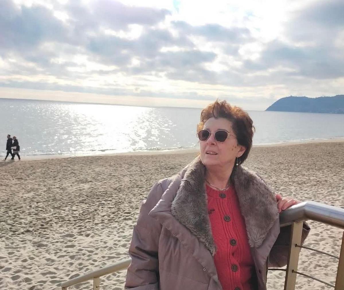 Rose bianche e gialle per Cecilia. Dolore e rabbia. "Una morte evitabile a 12 anni la coscienza la devi avere"