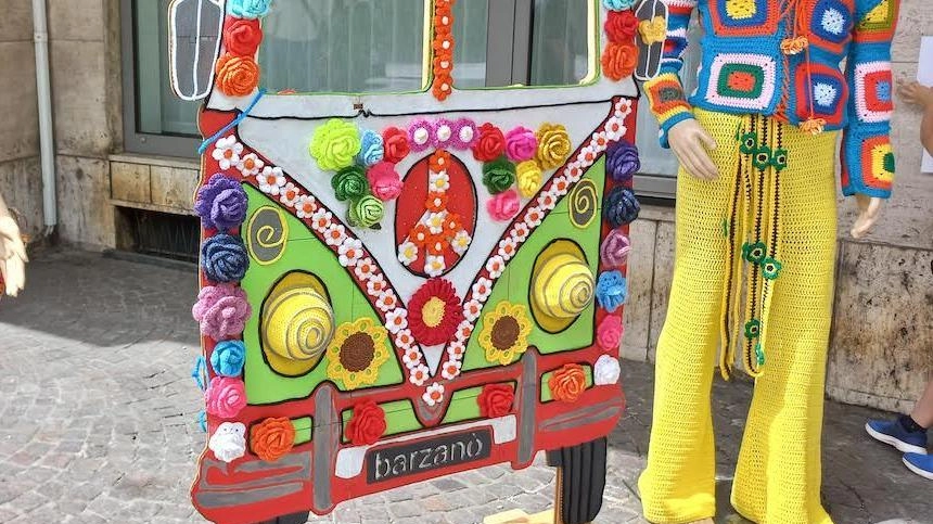 Il festival di fiber art a uncinetto e maglia Yarn Bombing Barzanò, torna per la sua quarta edizione, che si... Il festival di fiber art a uncinetto e maglia Yarn Bombing Barzanò, torna per la sua quarta edizione, che si...