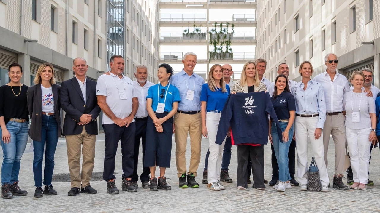 La delegazione del Comitato olimpico internazionale durante la visita nel Villaggio che sta sorgendo nello Scalo Romana