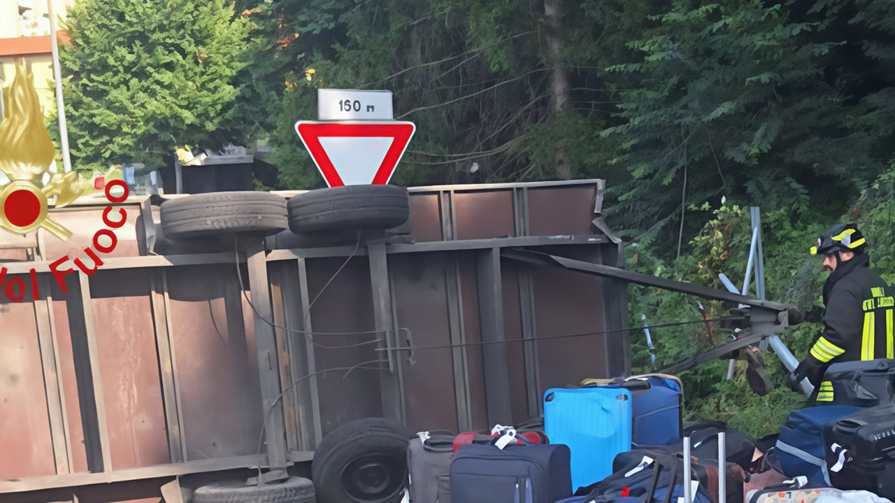 Alcune delle valigie recuperate dal rimorchio che si è staccato mentre il pullman transitava sulla A9 nella zona di Monte Olimpino Alcune delle valigie recuperate dal rimorchio che si è staccato mentre il pullman transitava sulla A9 nella zona di Monte Olimpino