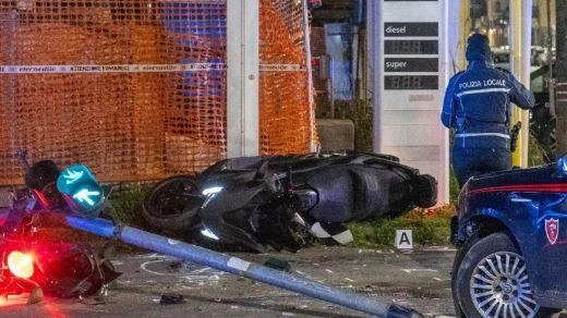 La moto sulla quale viaggiavano Fares e Ramy e l’auto dei carabinieri dopo l’impatto