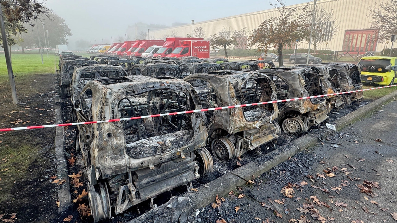 Rozzano, le auto Enjoy distrutte dall'incendio