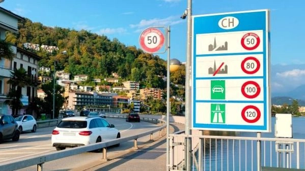 Il confine tra Italia e Svizzera a Lavena Ponte Tresa