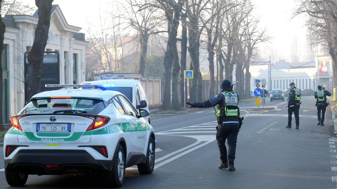 Diversi agenti hanno segnalato al sindacato Uilfpl una serie di criticità: dalle mancate manutenzioni in comando alle dotazioni insufficienti, spesso pagate di tasca propria dai ghisa per riuscire a svolgere il lavoro sul territorio Diversi agenti hanno segnalato al sindacato Uilfpl una serie di criticità: dalle mancate manutenzioni in comando alle dotazioni insufficienti, spesso pagate di tasca propria dai ghisa per riuscire a svolgere il lavoro sul territorio