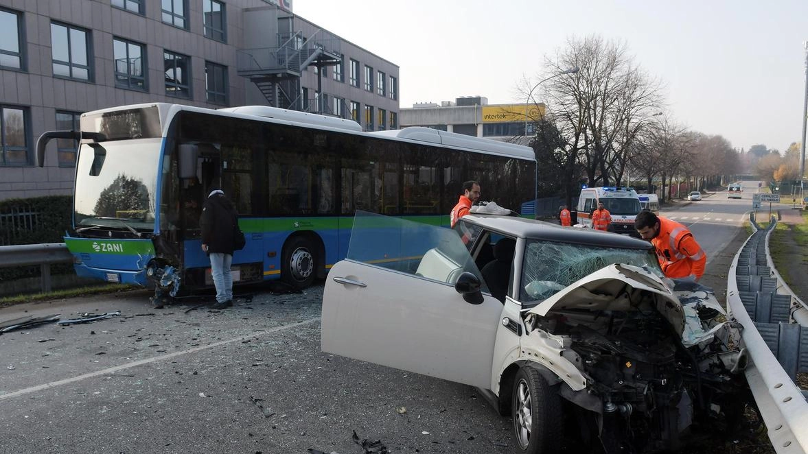 La chiamata di soccorso al 112, che ha condotto sul posto 4 ambulanze, automedica vigili del fuoco, carabinieri e polizia locale è arrivata poco dopo mezzogiorno da via Miglioli, una laterale che collega con la stazione della metropolitana di Villa Fiorita La chiamata di soccorso al 112, che ha condotto sul posto 4 ambulanze, automedica vigili del fuoco, carabinieri e polizia locale è arrivata poco dopo mezzogiorno da via Miglioli, una laterale che collega con la stazione della metropolitana di Villa Fiorita