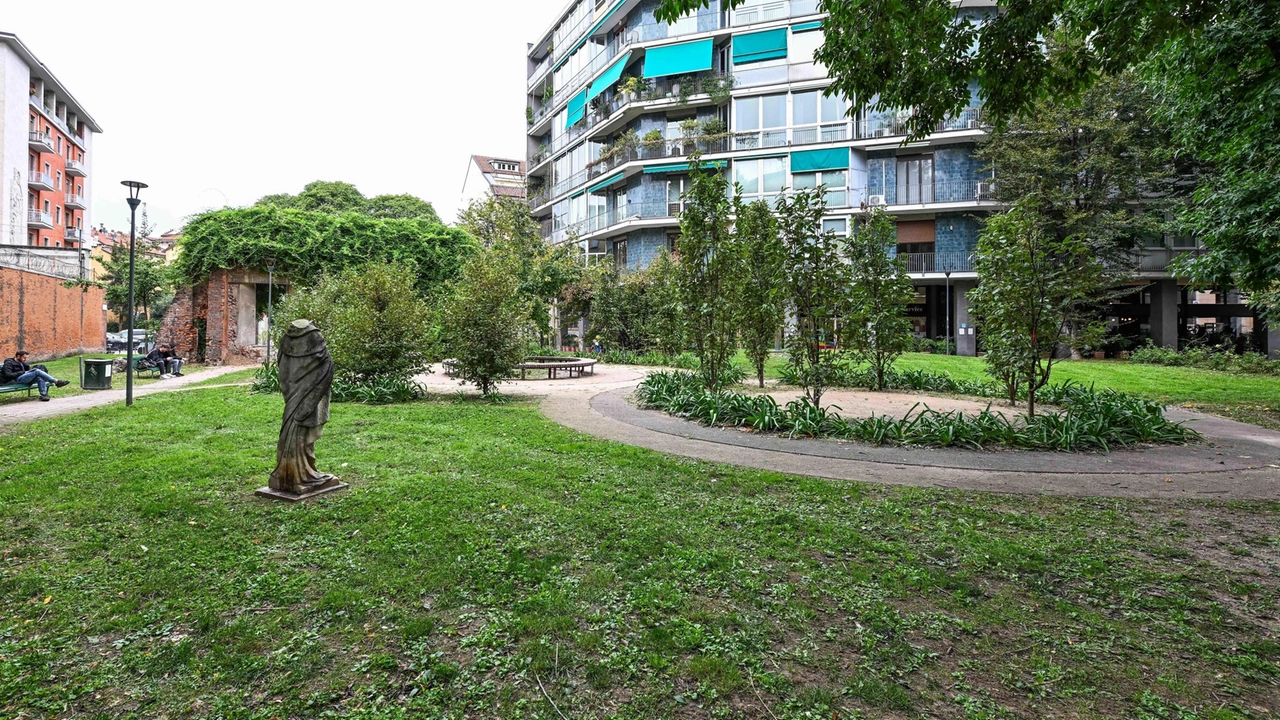 Nel cuore di Milano, il giardino Aristide Calderini custodisce le rovine di palazzo Corio e una stele commemorativa. Apprezzato dagli studenti, ma criticato per la mancanza di pulizia. Nel cuore di Milano, il giardino Aristide Calderini custodisce le rovine di palazzo Corio e una stele commemorativa. Apprezzato dagli studenti, ma criticato per la mancanza di pulizia.