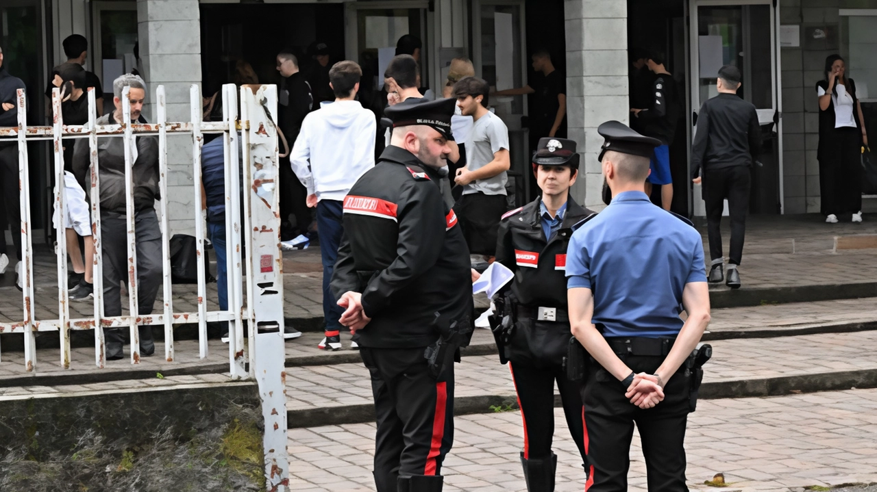 Il preside Raffaeli di Abbiategrasso gestisce casi di violenza in ambito scolastico con incontri sulla legalità per prevenire il coinvolgimento dei ragazzi nella criminalità. Il preside Raffaeli di Abbiategrasso gestisce casi di violenza in ambito scolastico con incontri sulla legalità per prevenire il coinvolgimento dei ragazzi nella criminalità.