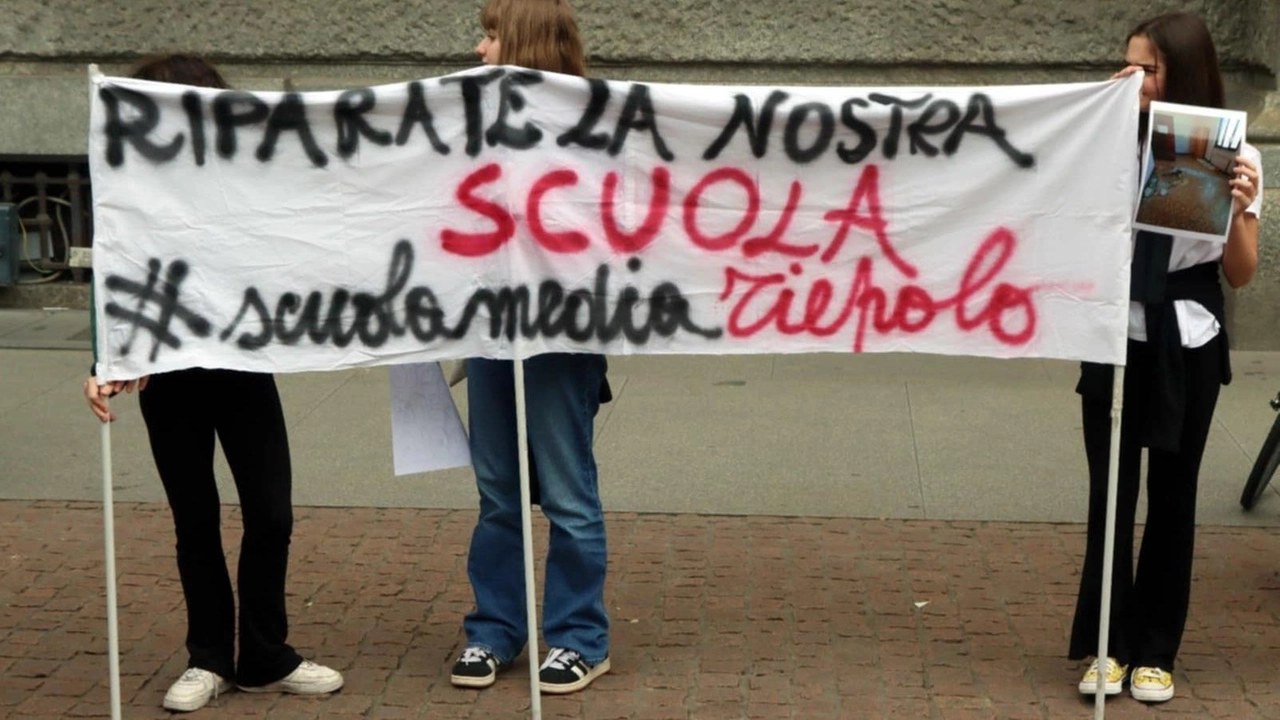 In piazza Scala il sit in di docenti, alunni e genitori. "Il primo crollo di controsoffitto è di un anno fa". Comune e Città Metropolitana rispondono: interventi in vista. Obiettivo, spazi agibili a settembre. In piazza Scala il sit in di docenti, alunni e genitori. "Il primo crollo di controsoffitto è di un anno fa". Comune e Città Metropolitana rispondono: interventi in vista. Obiettivo, spazi agibili a settembre.