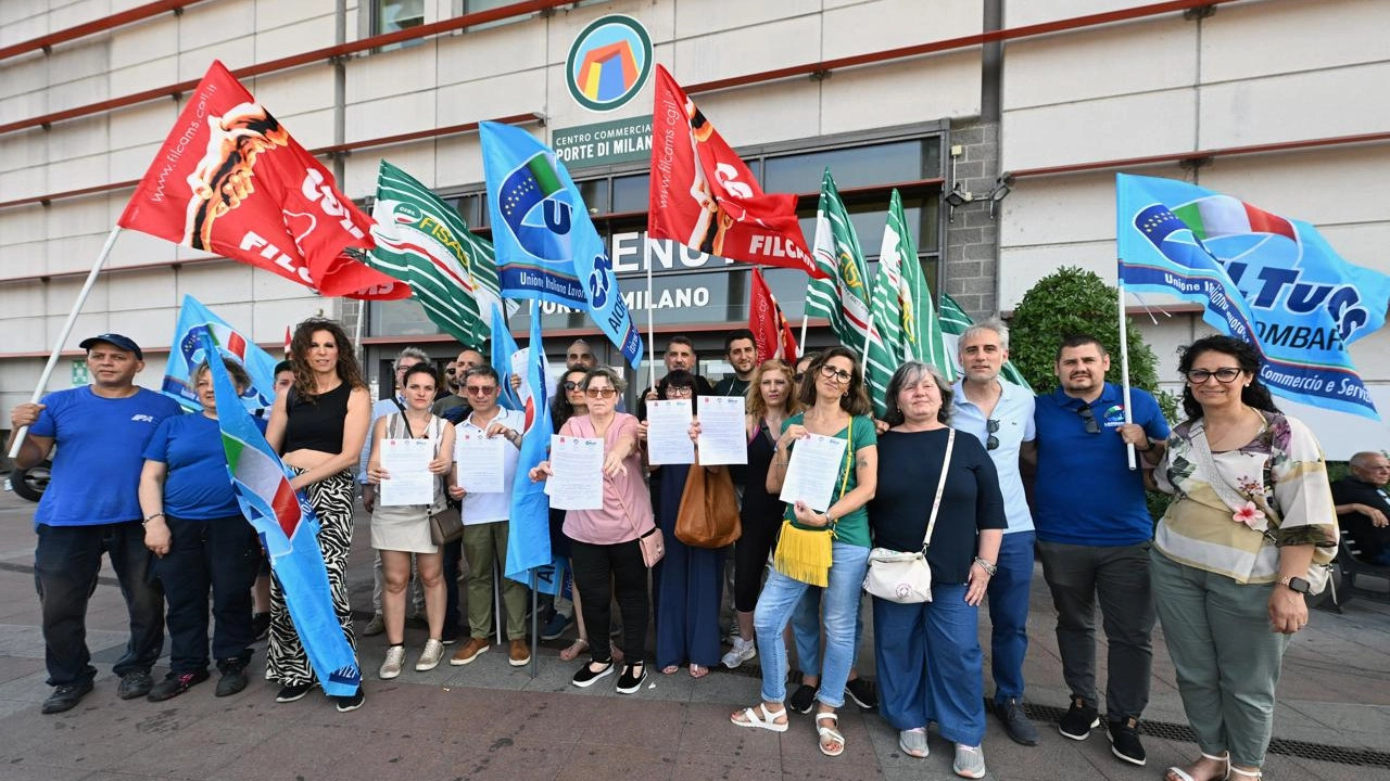 Una manifestazione dei lavoratori del centro commerciale Porte di Milano Una manifestazione dei lavoratori del centro commerciale Porte di Milano