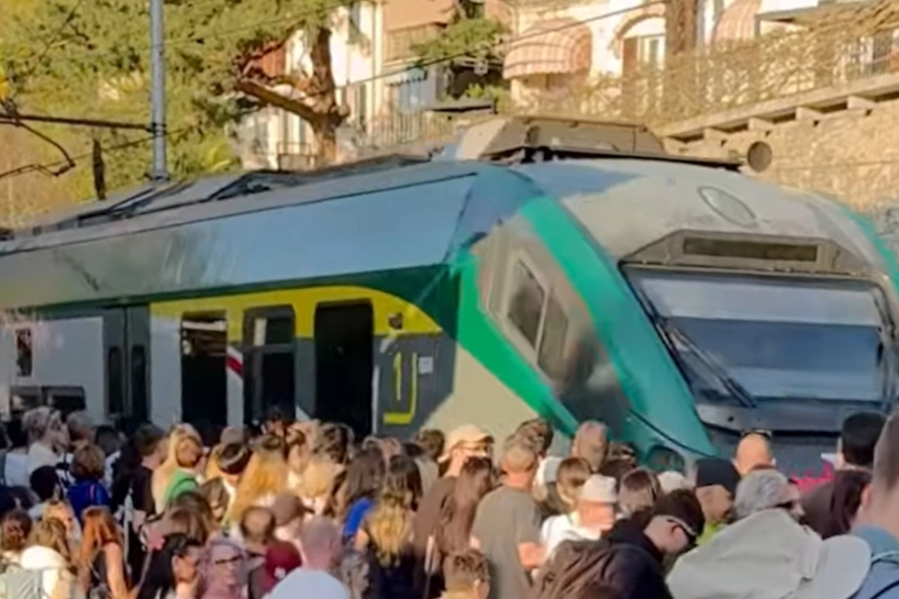 I turisti accalcati in stazione a Varenna