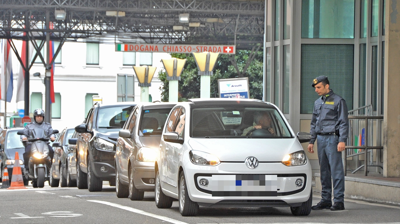 Coda di lavoratori frontalieri di mattina al confine tra Italia e Svizzera